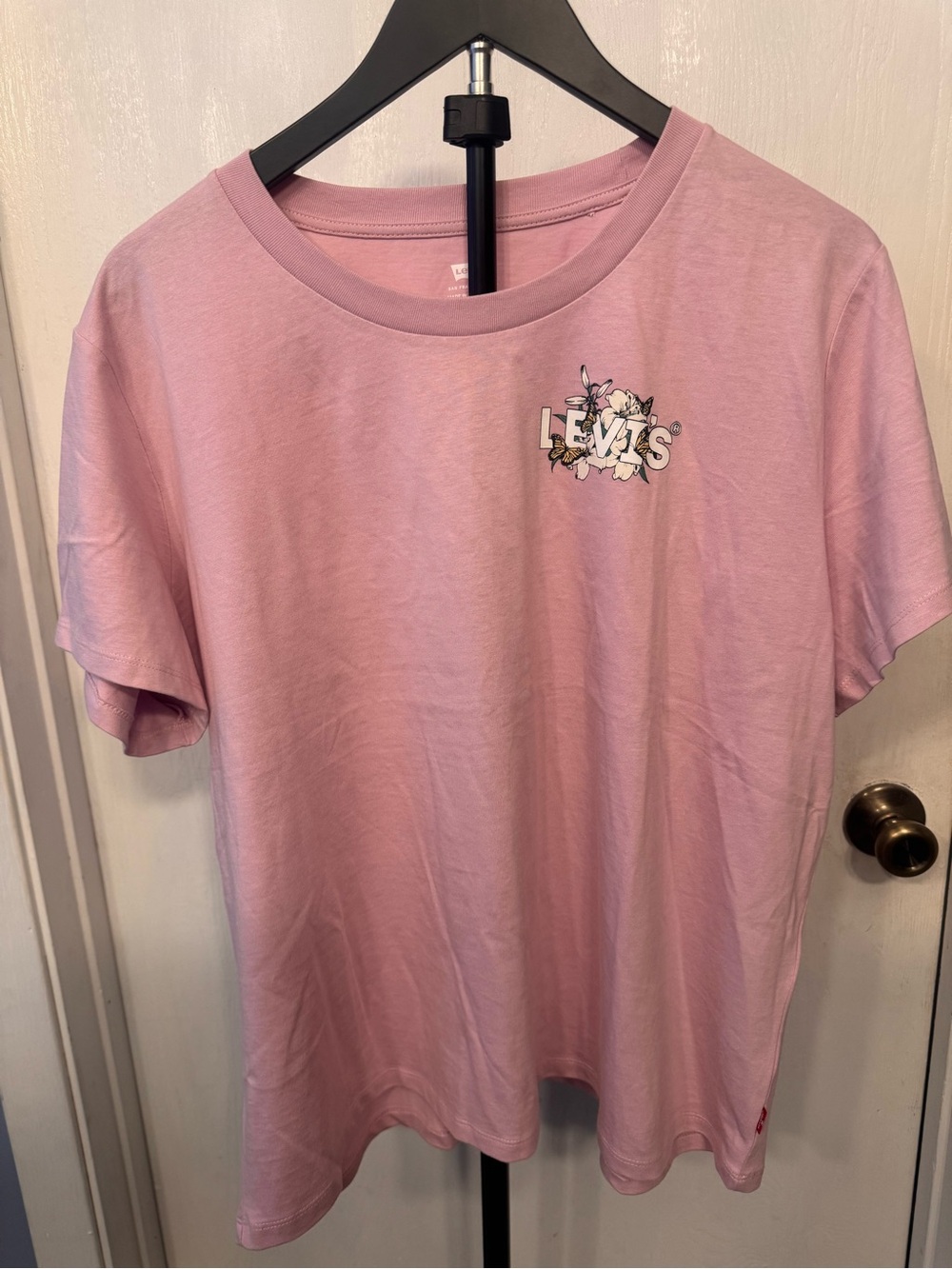 Levi’s NWOT Pink Floral Butterfly Logo T-Shirt 2X